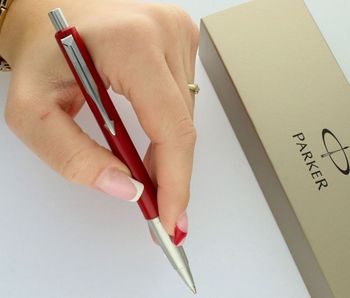 Czerwony długopis Parker S0275160 z pstrykanym mechanizmem i możliwością graweru. Klasyczny design, wysoka jakość i eleganckie wykończenia. Idealny na prezent.22.jpg